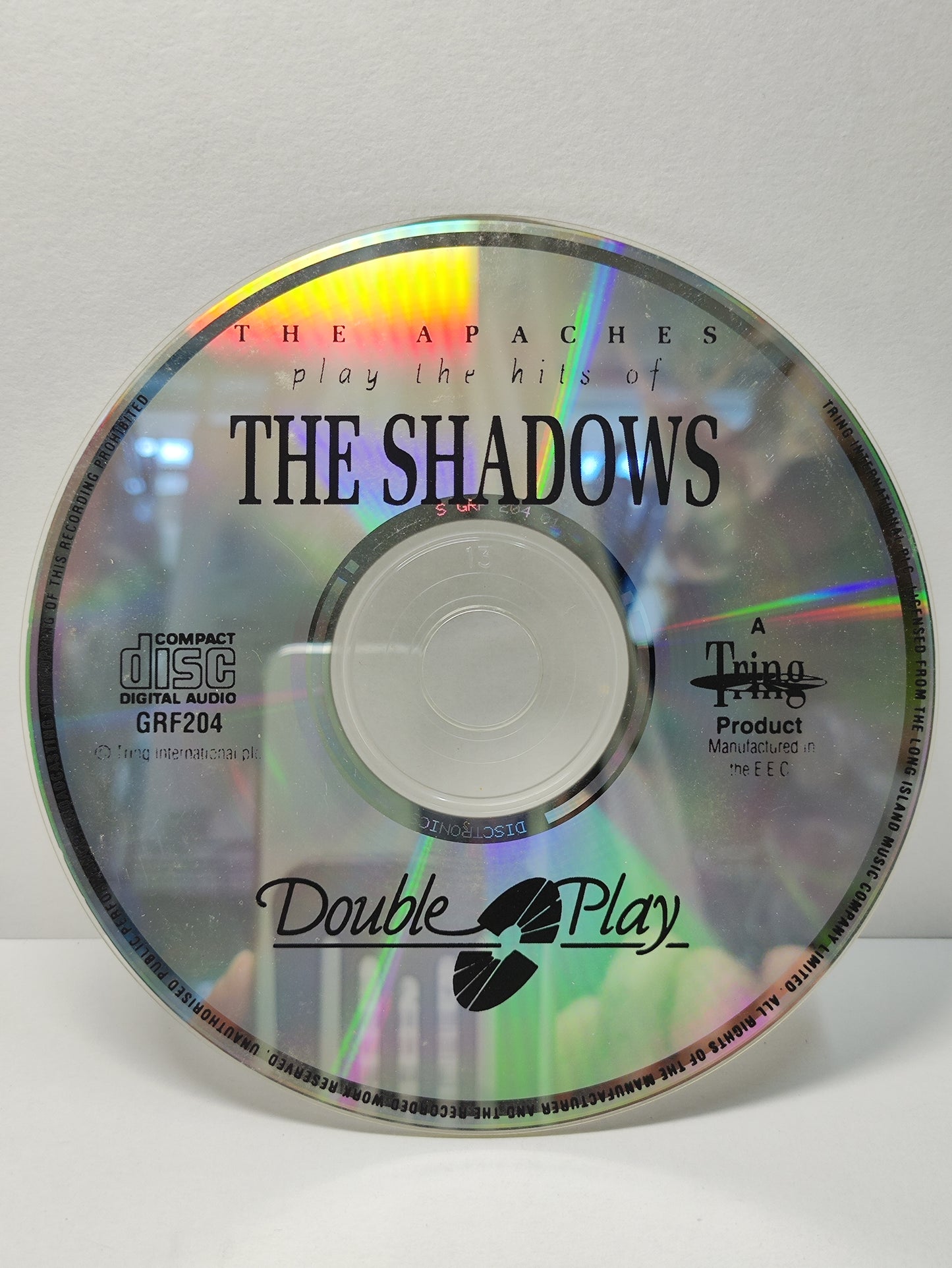 AMM25 The APACHE PLAY THE HITS OF THE SHADOWS MAN OF MYSTERY GUITAR TANGO SAILING E.E.C ENGLISH CD FCP104