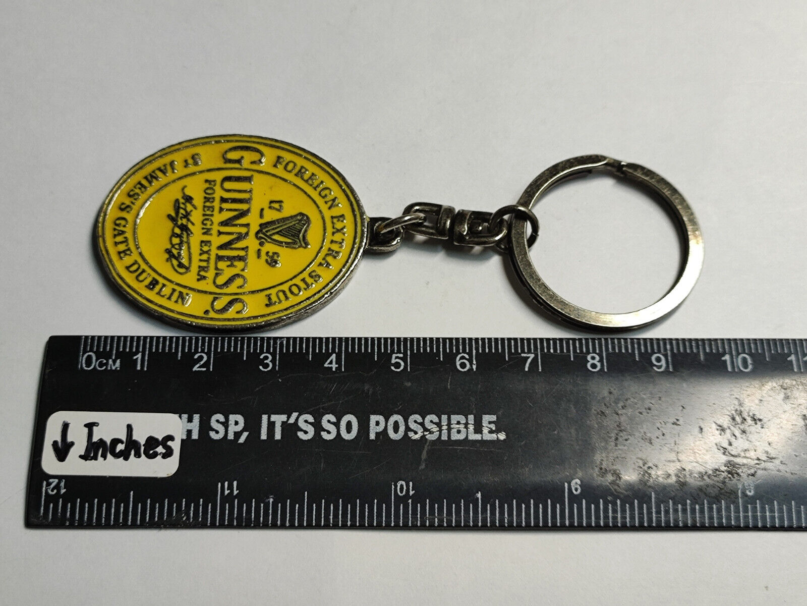 AMM68 VINTAGE HEAVY KEYCHAIN KEYRING METAL YELLOW GUINNESS FE STOUT BEER (JF086)