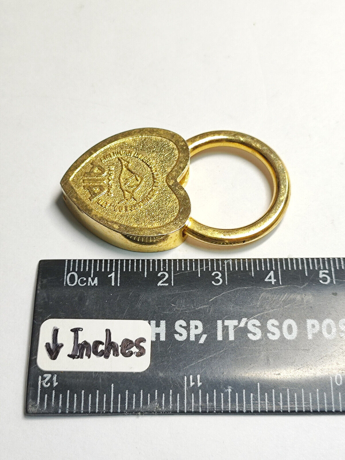 AMM68 STUNNING GOLD TONE KEYCHAIN KEYRING AIA INSURANCE SOUVENIR HEART (JF063)