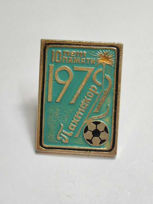 AMM68 PIN BADGE FOOTBALL SOCCER 1979(JF118)