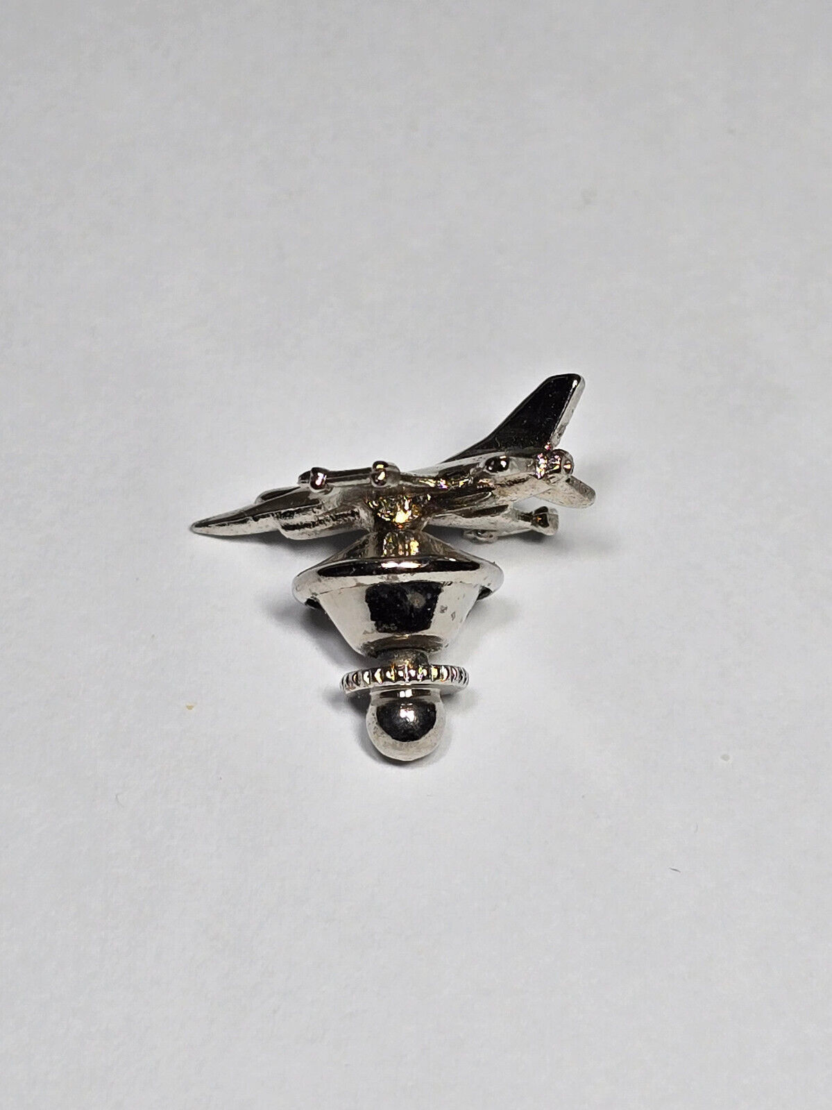 AMM68 F-16 FIGHTER JET SILVER TONE PIN BADGE (JA130)