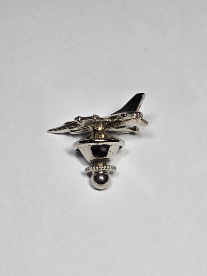 AMM68 F-16 FIGHTER JET SILVER TONE PIN BADGE (JA130)