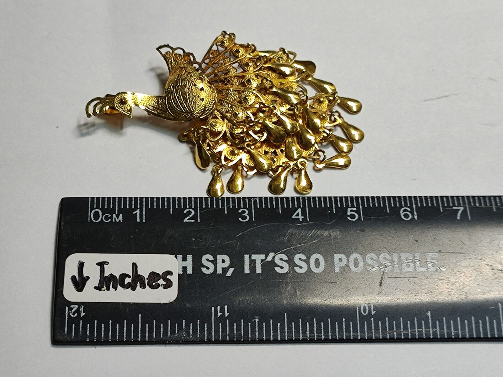 AMM68 PIN BADGE BEAUTIFUL GOLD TONE PEACOCK (JF132)