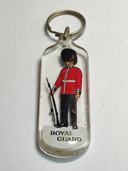 AMM68 STUNNING VINTAGE KEYCHAIN KEYRING UK GB ROYAL GUARD PLASTIC (JF061)