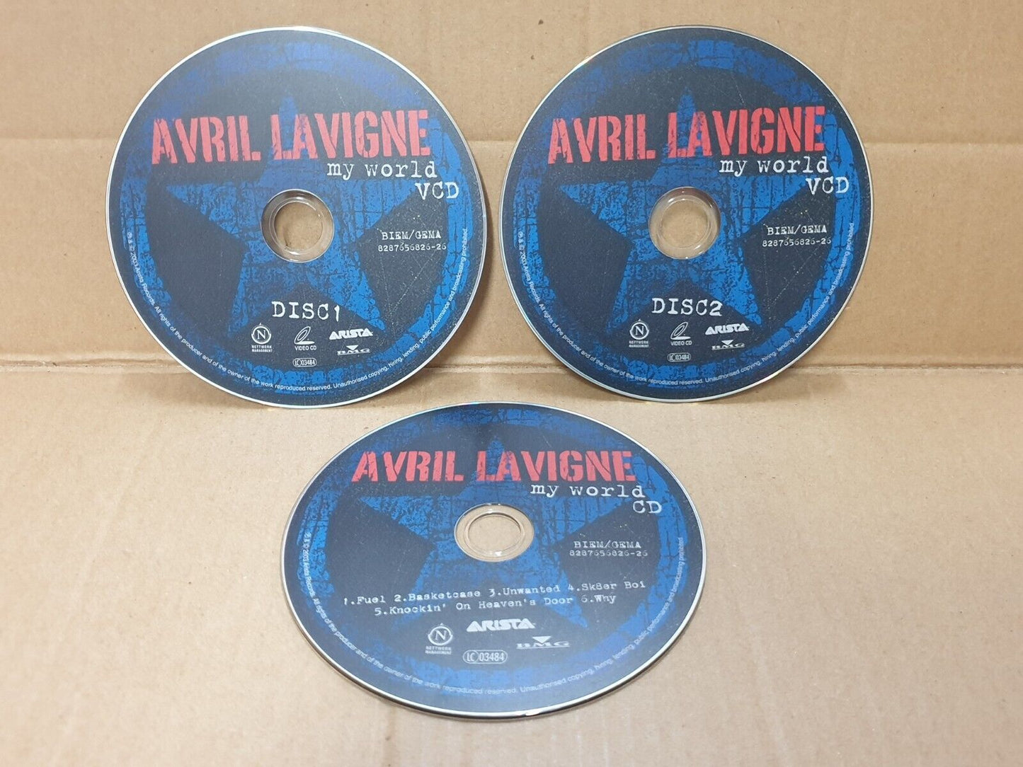 Avril Lavigne My World 2003 Singapore English Video 2x VCD + CD (FCS10256)