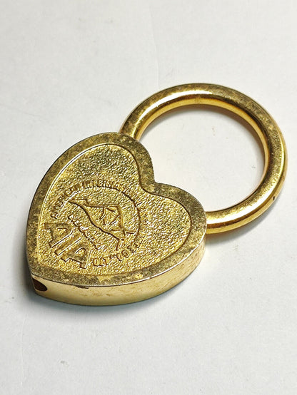 AMM68 STUNNING GOLD TONE KEYCHAIN KEYRING AIA INSURANCE SOUVENIR HEART (JF063)