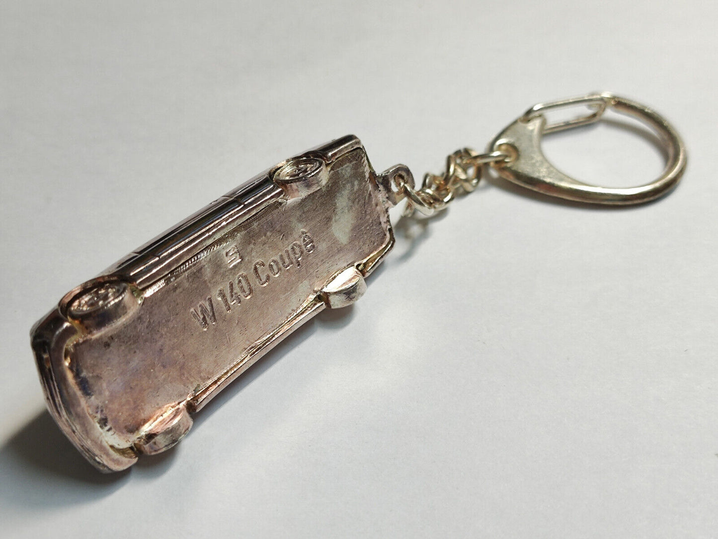 AMM68 VINTAGE HEAVY KEYCHAIN KEYRING METAL RETRO CAR (JF088)