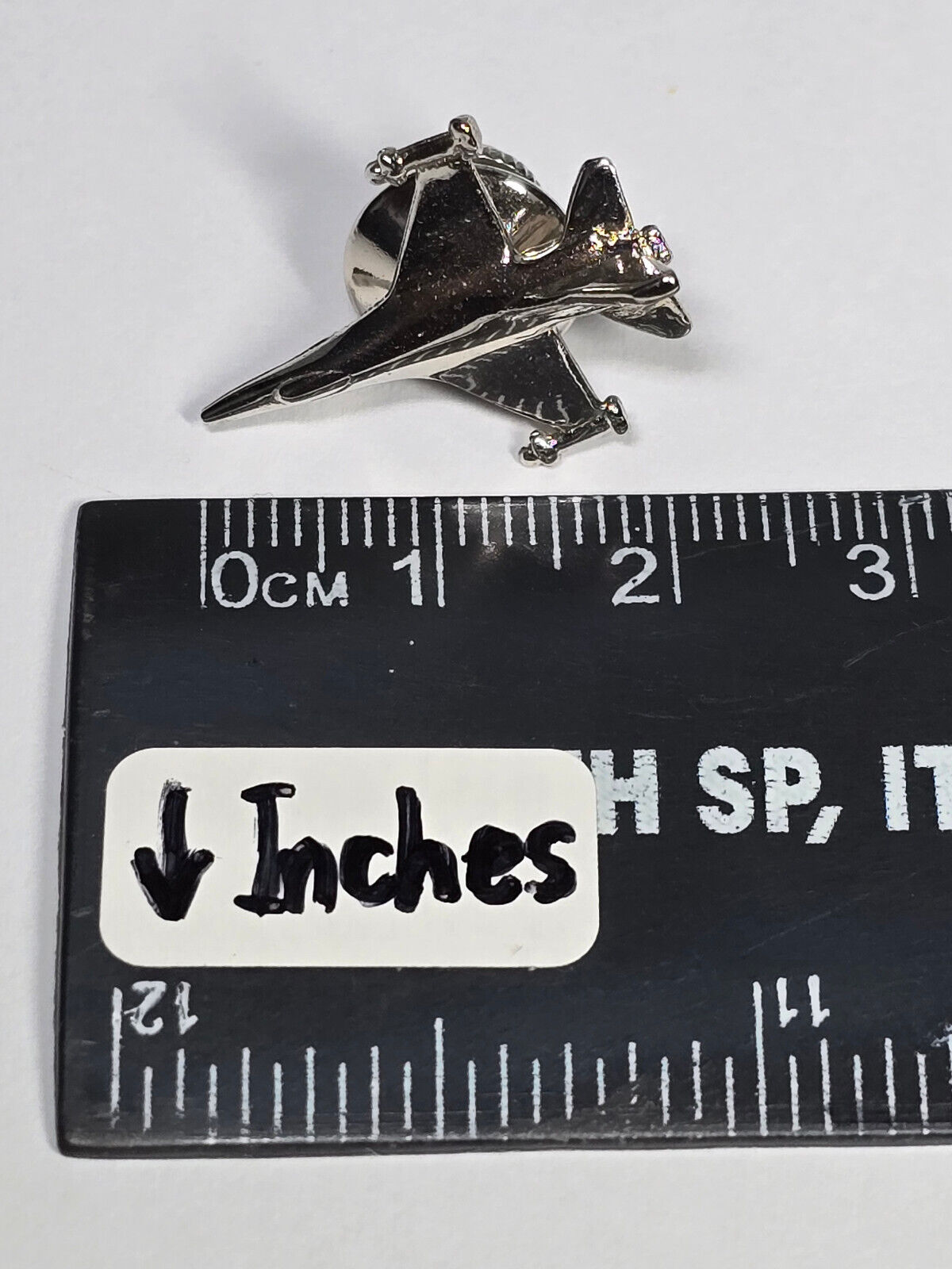 AMM68 F-16 FIGHTER JET SILVER TONE PIN BADGE (JA130)