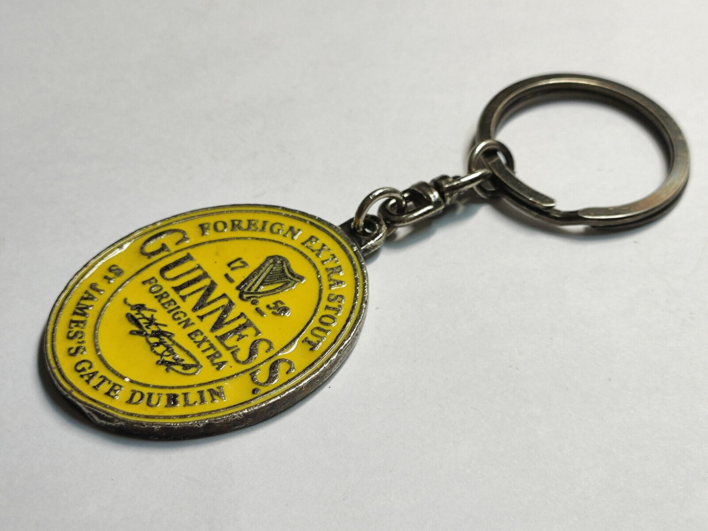 AMM68 VINTAGE HEAVY KEYCHAIN KEYRING METAL YELLOW GUINNESS FE STOUT BEER (JF086)