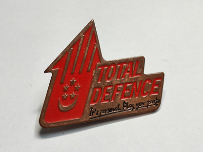 EX- AMM68 PIN BADGE SINGAPORE TOTAL DEFENCE (JF127)