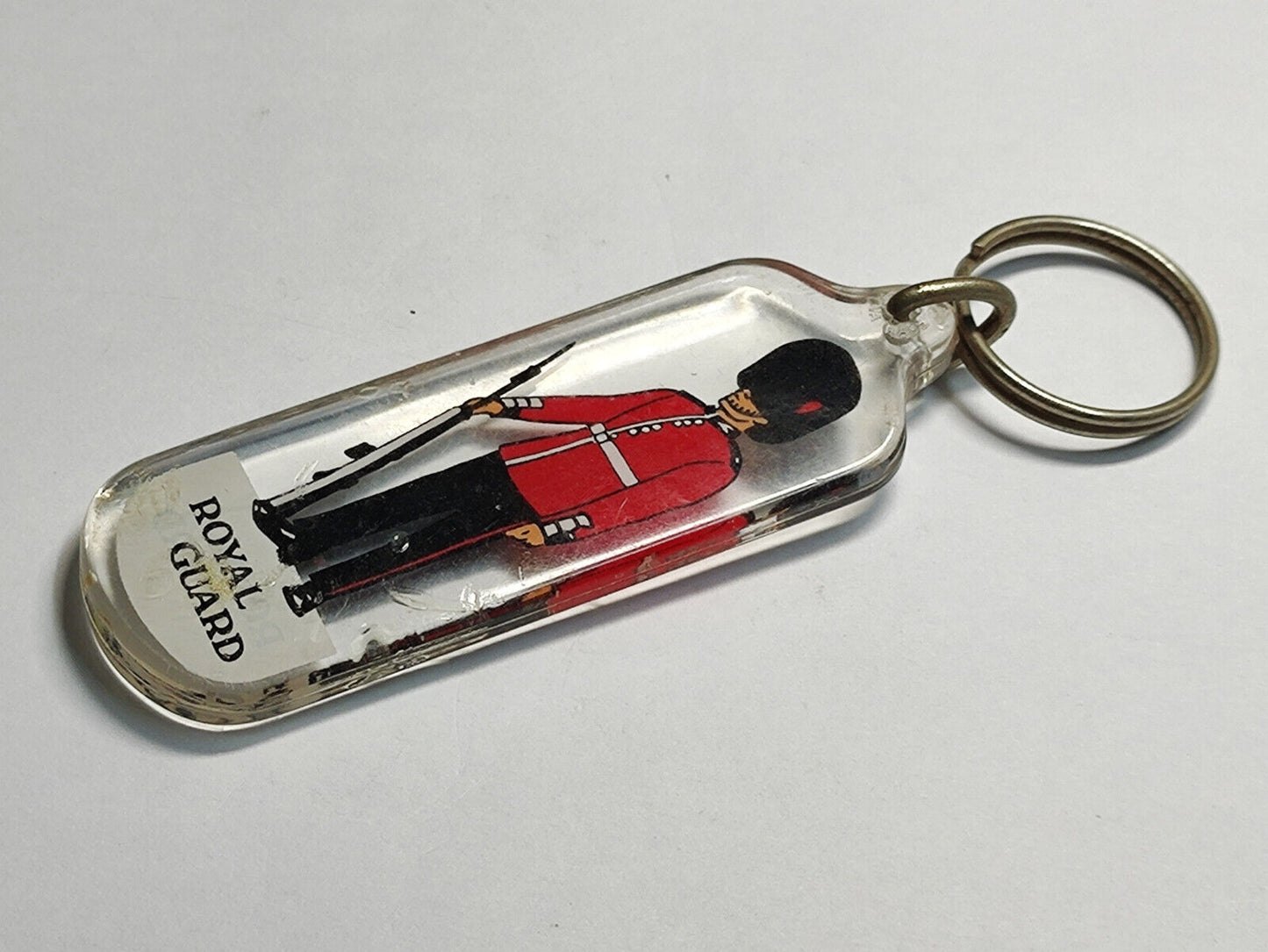 AMM68 STUNNING VINTAGE KEYCHAIN KEYRING UK GB ROYAL GUARD PLASTIC (JF061)