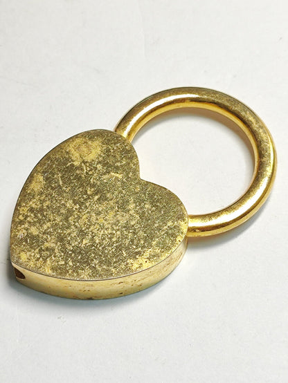 AMM68 STUNNING GOLD TONE KEYCHAIN KEYRING AIA INSURANCE SOUVENIR HEART (JF063)