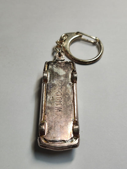 AMM68 VINTAGE HEAVY KEYCHAIN KEYRING METAL RETRO CAR (JF088)