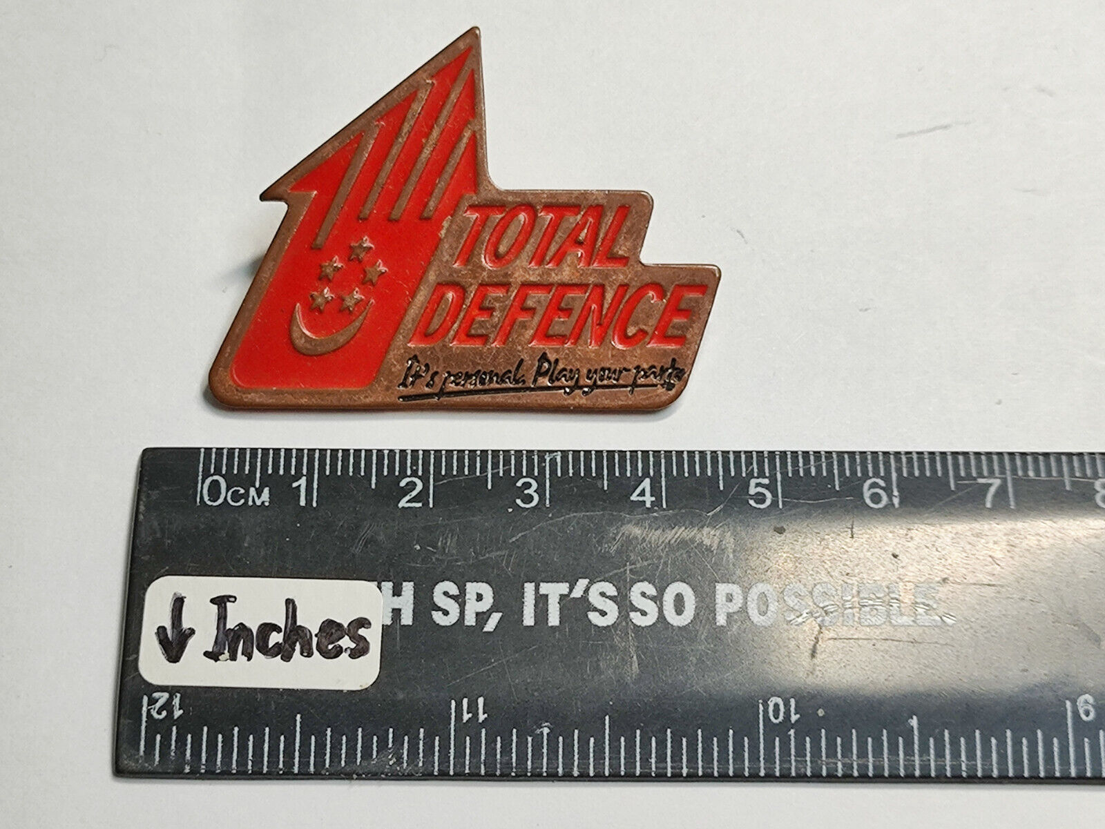 EX- AMM68 PIN BADGE SINGAPORE TOTAL DEFENCE (JF127)