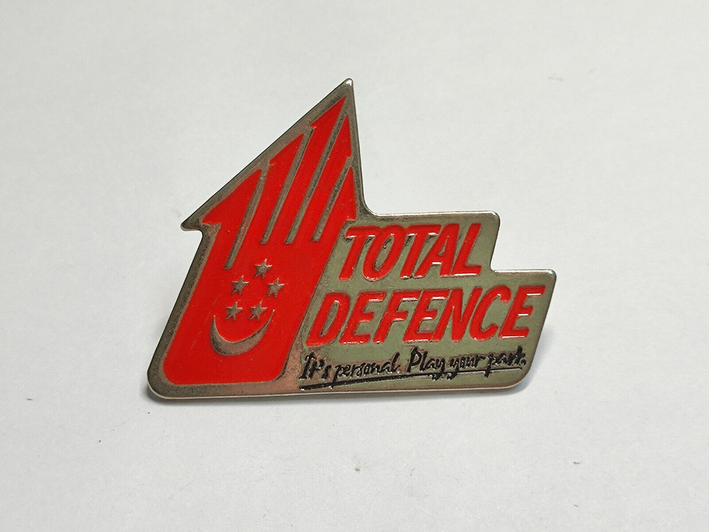 AMM68 PIN BADGE SINGAPORE TOTAL DEFENCE (JF124)