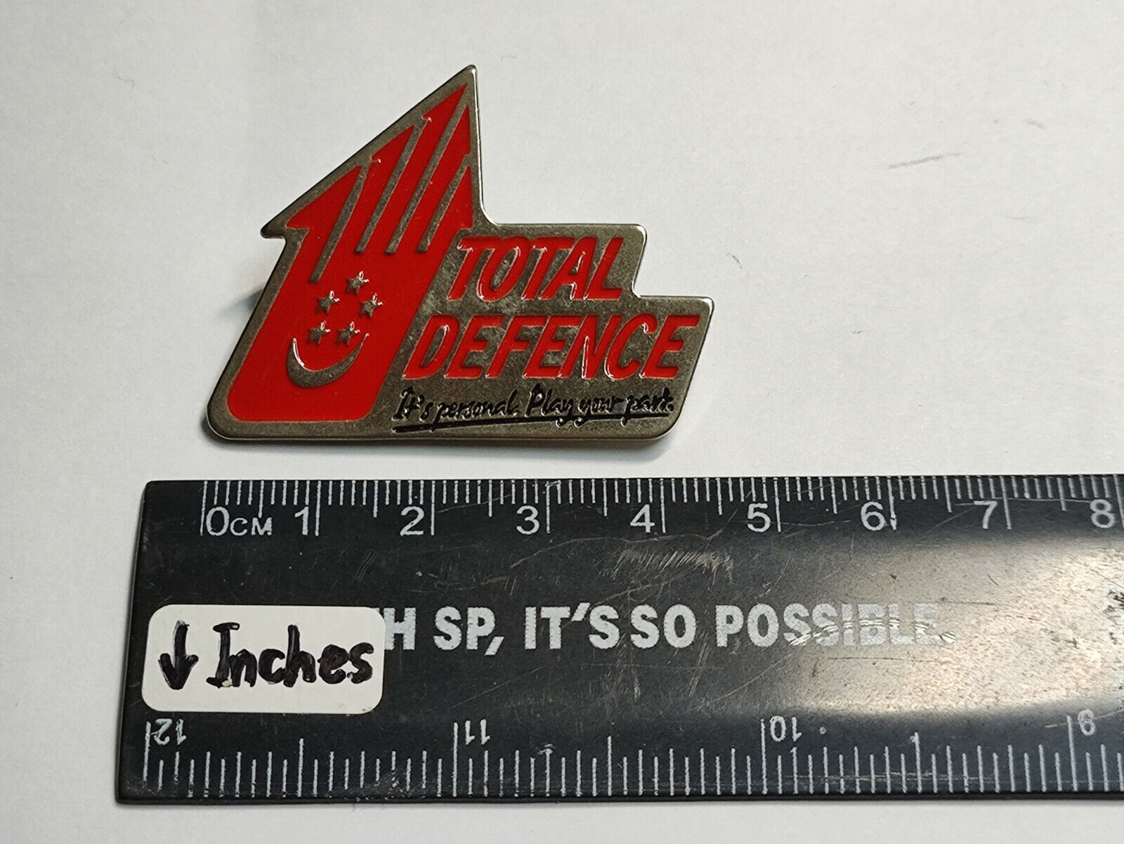 AMM68 PIN BADGE SINGAPORE TOTAL DEFENCE (JF124)