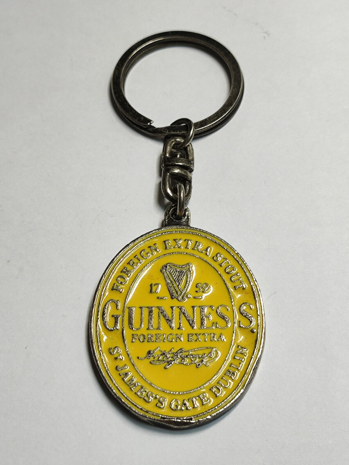 AMM68 VINTAGE HEAVY KEYCHAIN KEYRING METAL YELLOW GUINNESS FE STOUT BEER (JF086)