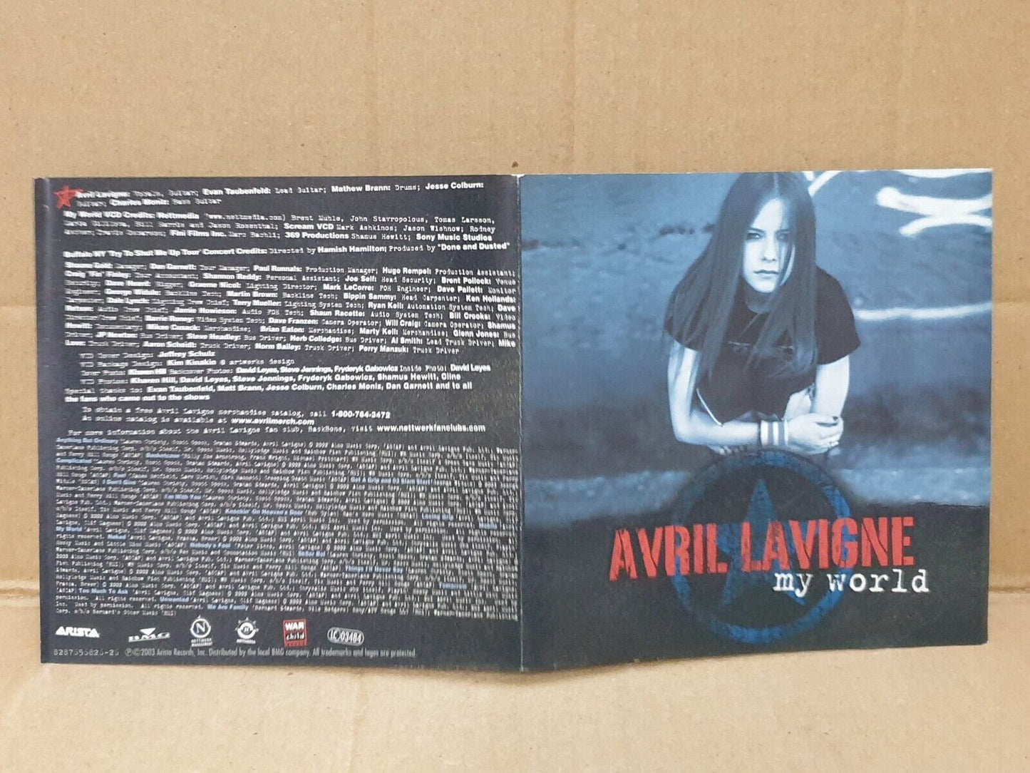 Avril Lavigne My World 2003 Singapore English Video 2x VCD + CD (FCS10256)