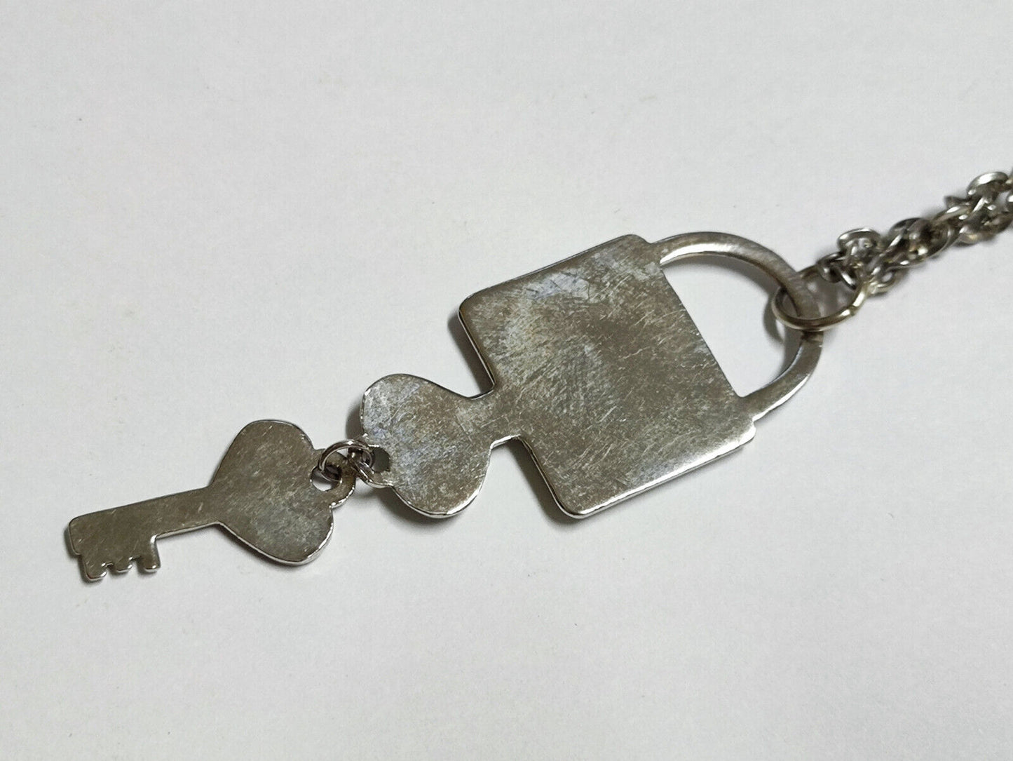 AMM68 STUNNING VINTAGE SILVER TONE 23'' NECKLACE PENDANT PADLOCK KEY (JF006)