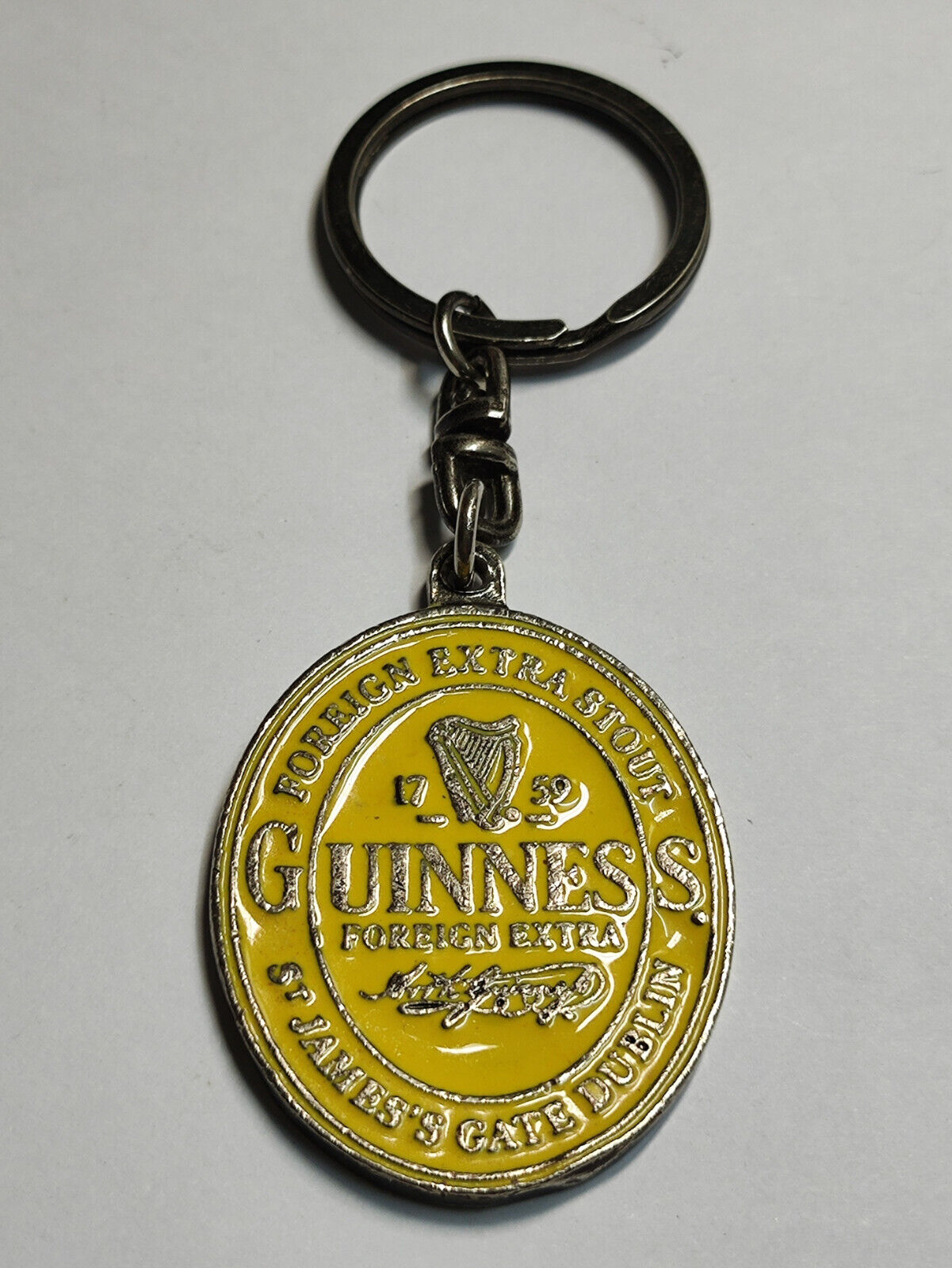 AMM68 VINTAGE HEAVY KEYCHAIN KEYRING METAL YELLOW GUINNESS FE STOUT BEER (JF086)