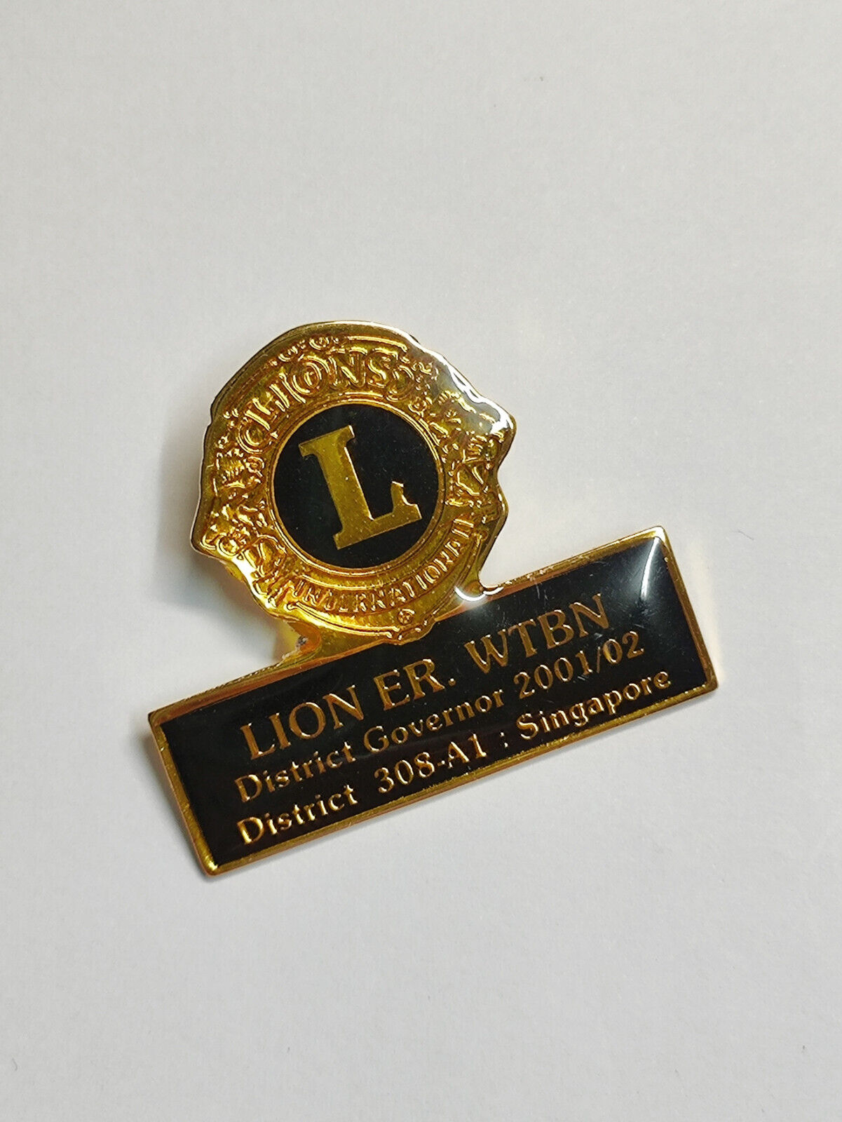 AMM68 PIN BADGE SINGAPORE LIONS CLUB (JF098)