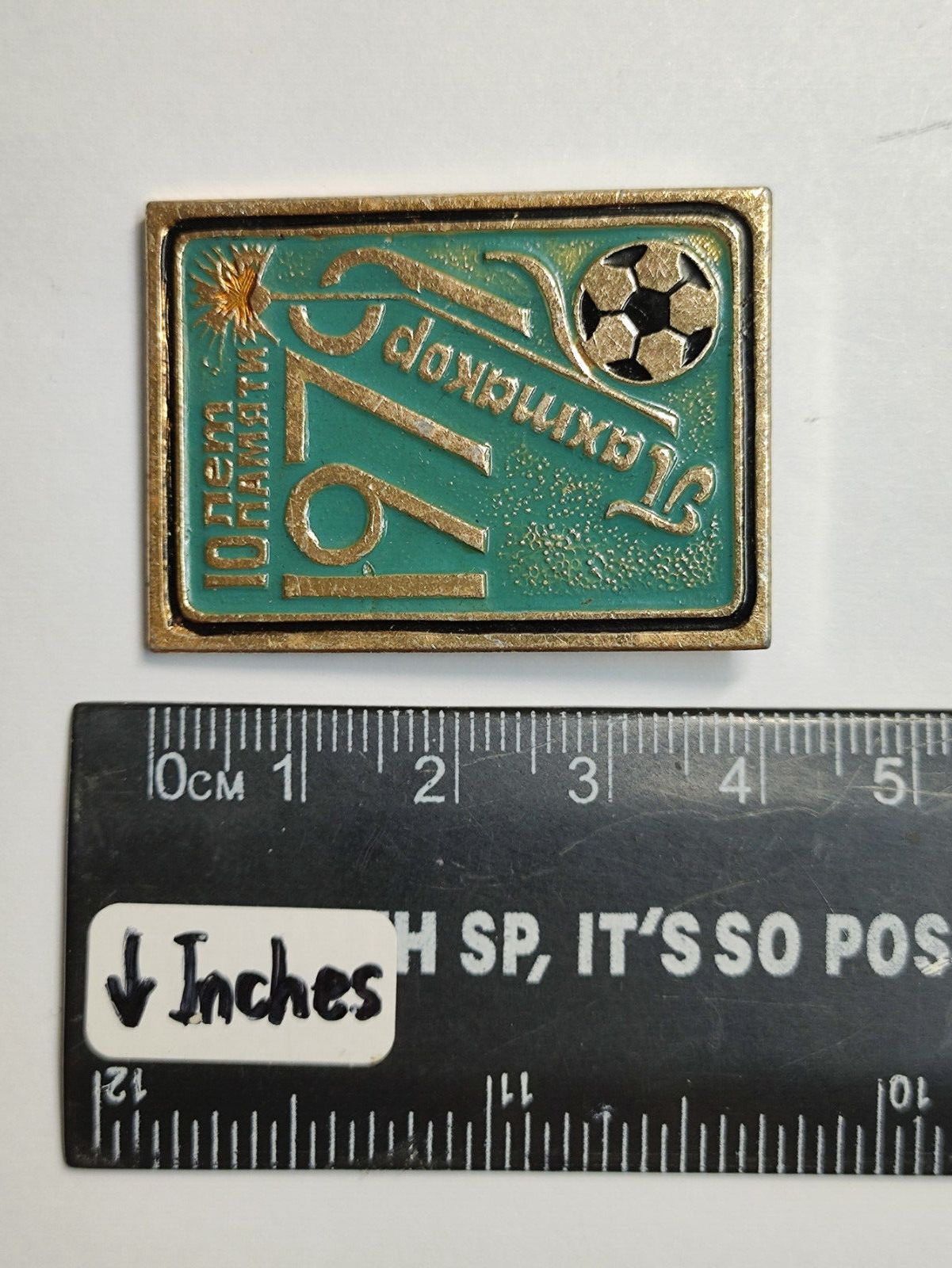 AMM68 PIN BADGE FOOTBALL SOCCER 1979(JF118)