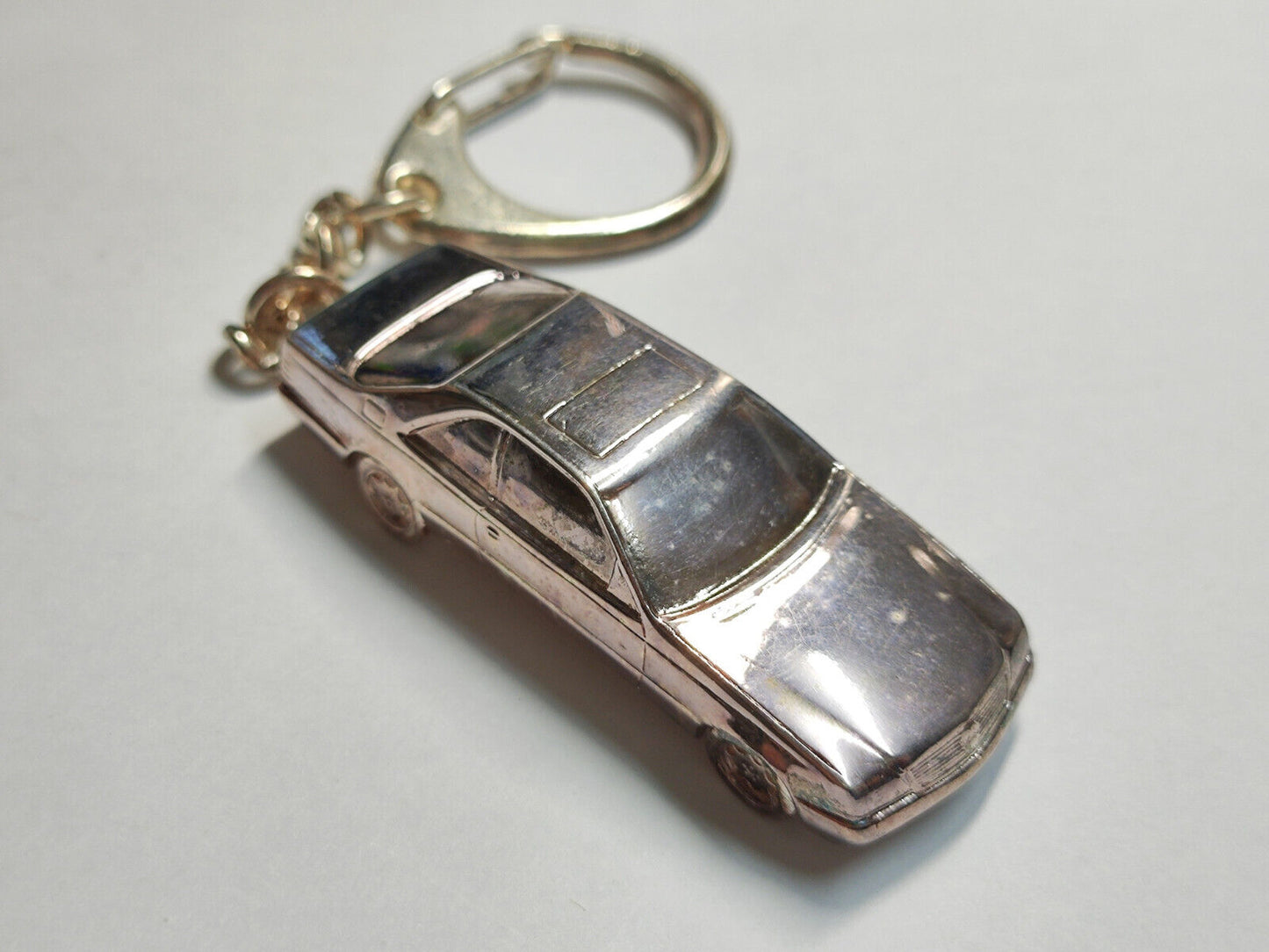 AMM68 VINTAGE HEAVY KEYCHAIN KEYRING METAL RETRO CAR (JF088)