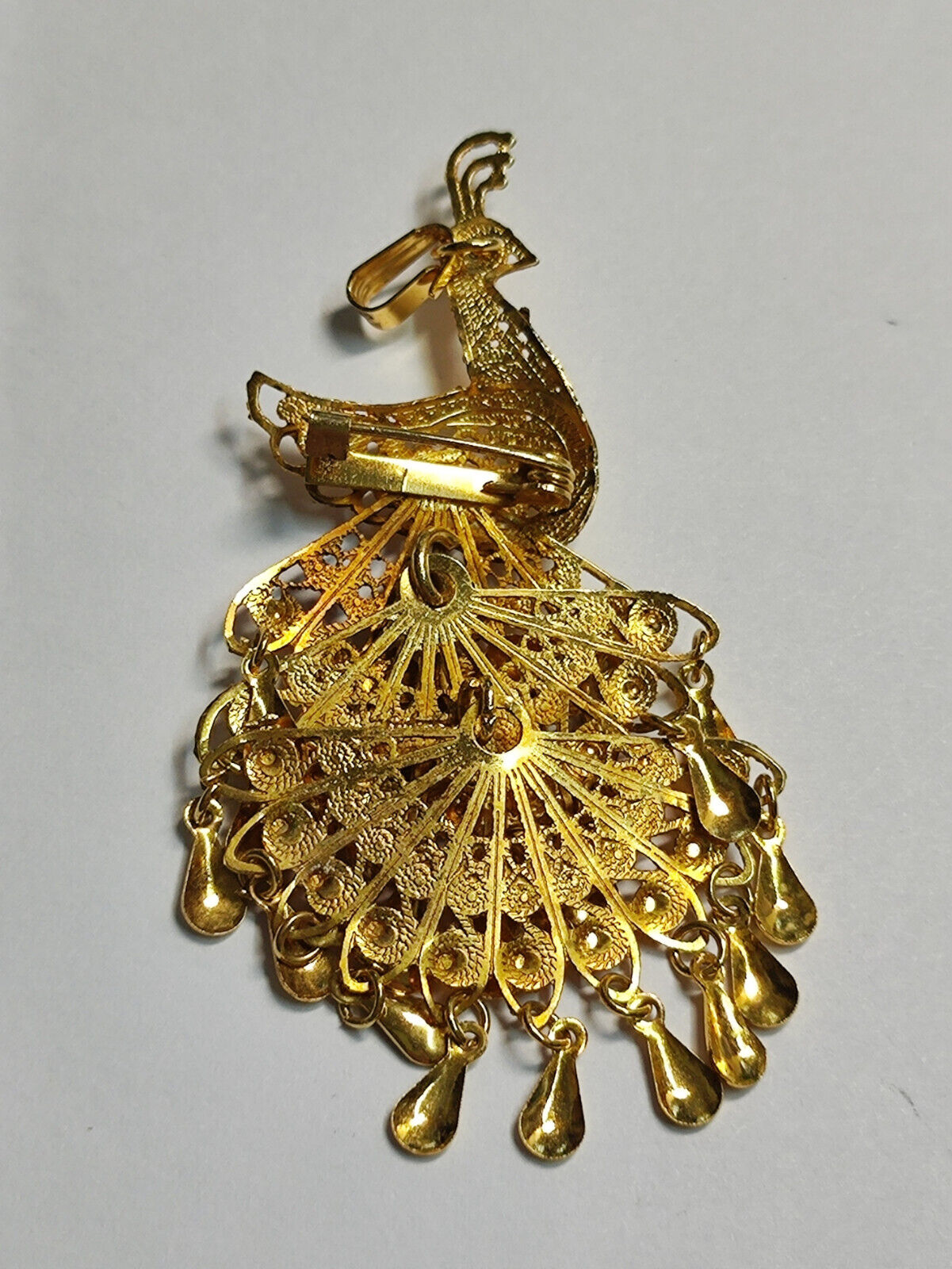 AMM68 PIN BADGE BEAUTIFUL GOLD TONE PEACOCK (JF132)