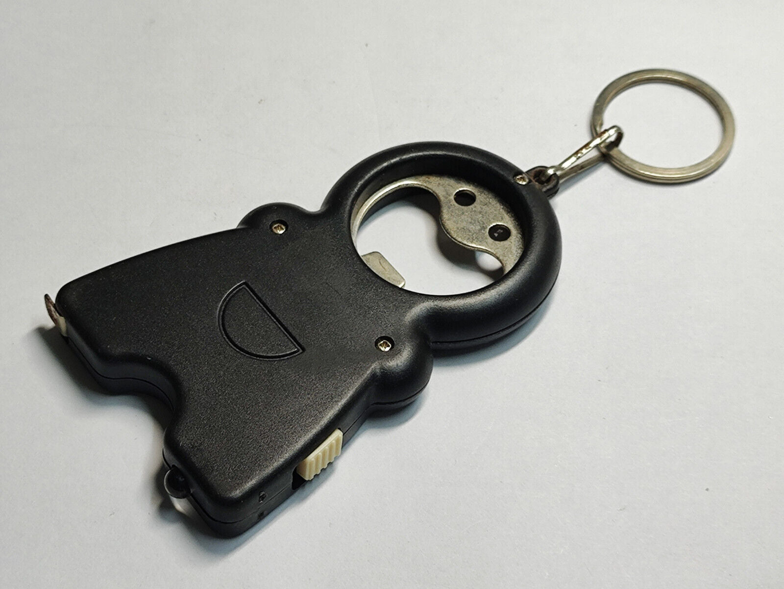 AMM68 VINTAGE KEYCHAIN KEYRING SMILING MAN CAN OPENER AND MEASURING TAPE (JF079)