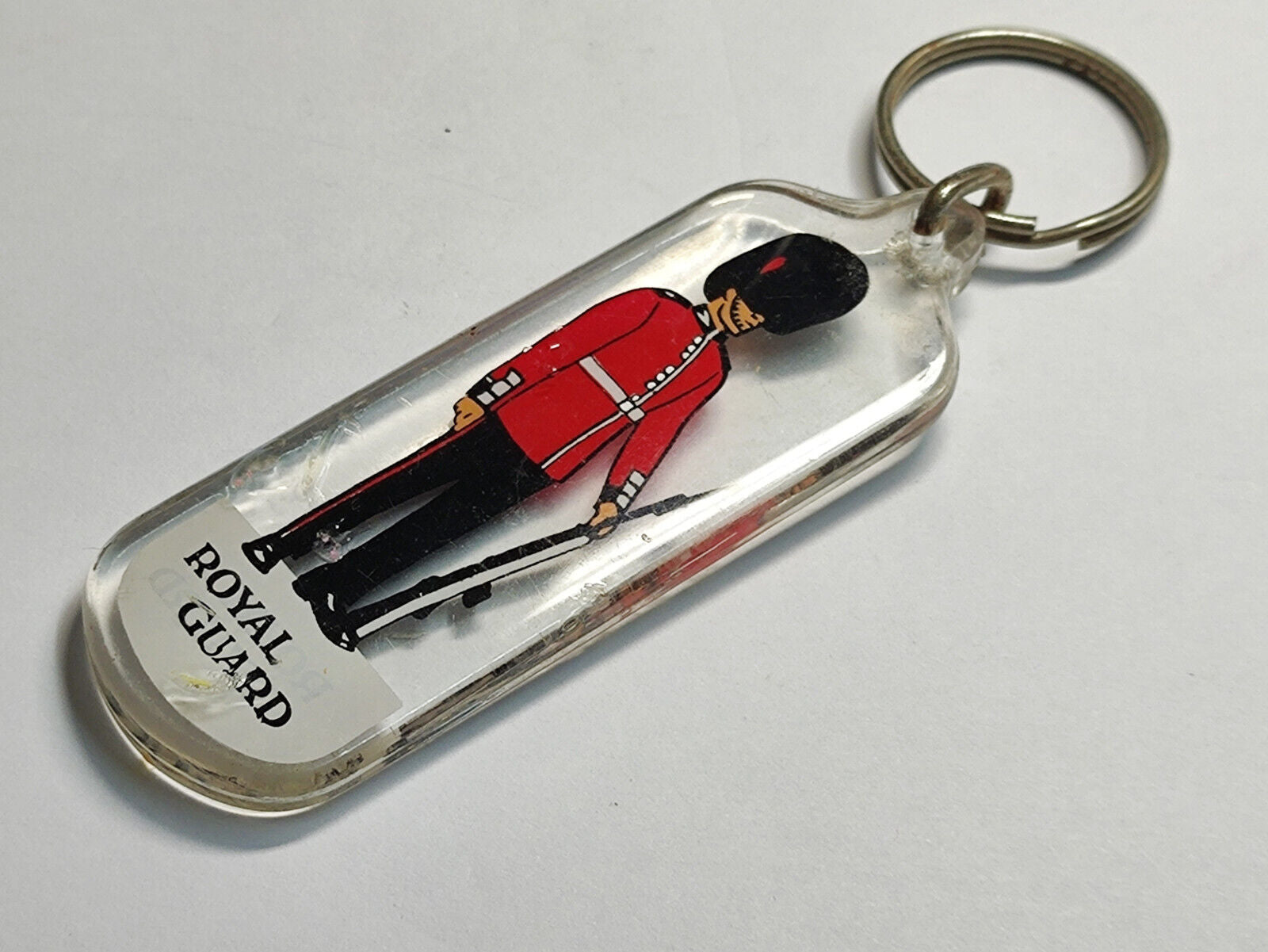 AMM68 STUNNING VINTAGE KEYCHAIN KEYRING UK GB ROYAL GUARD PLASTIC (JF061)