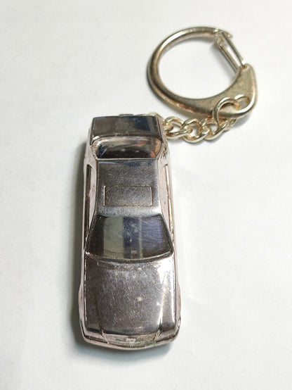 AMM68 VINTAGE HEAVY KEYCHAIN KEYRING METAL RETRO CAR (JF088)