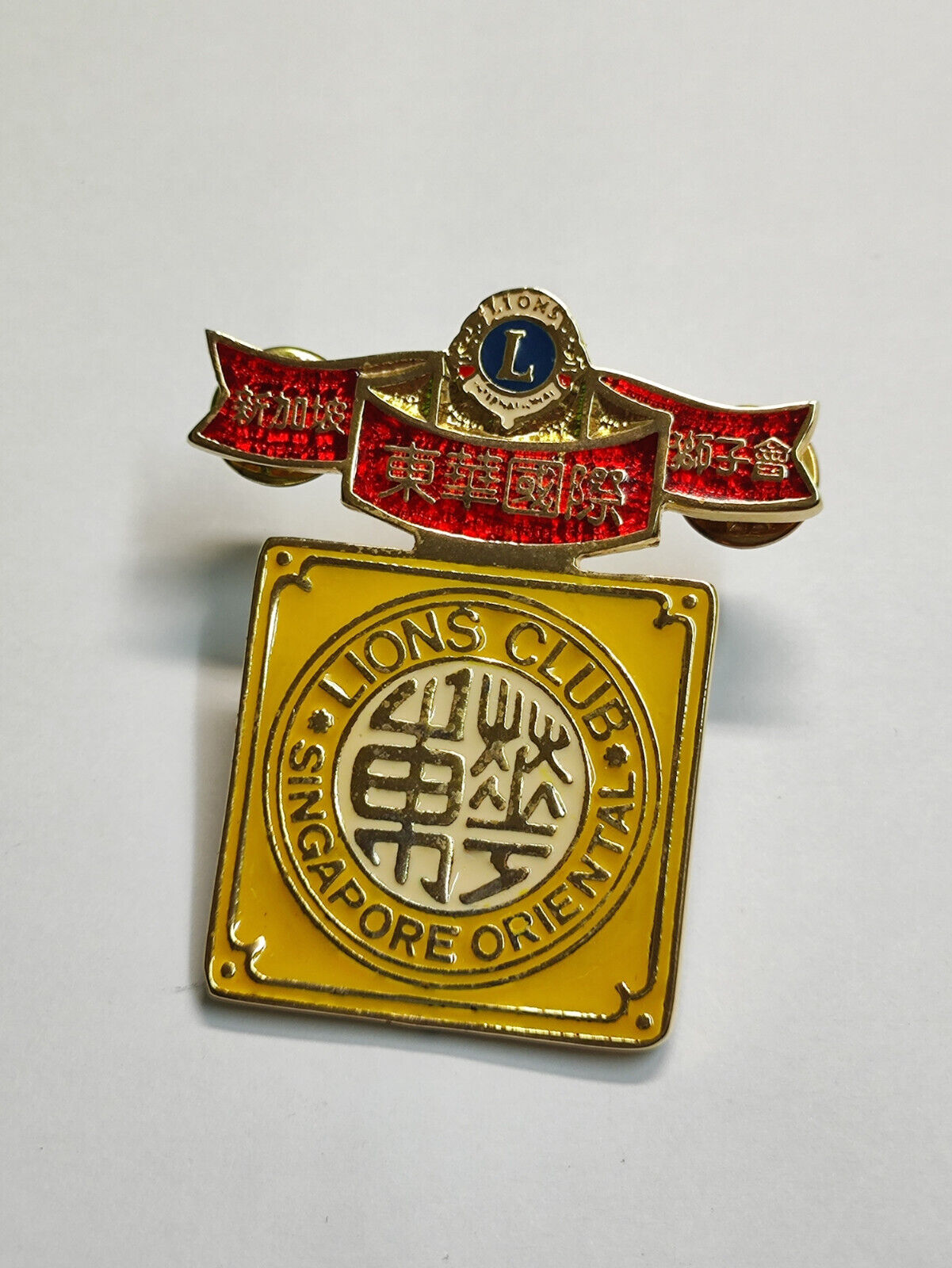 AMM68 PIN BADGE SINGAPORE ORIENTAL LIONS CLUB (JF097)