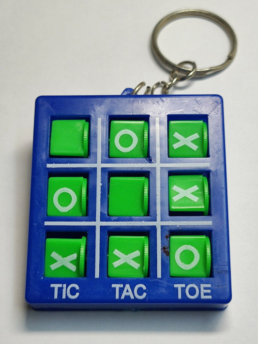 AMM68 STUNNING VINTAGE KEYCHAIN KEYRING TIC TAC TOE BLUE GREEN PLASTIC (JF058)