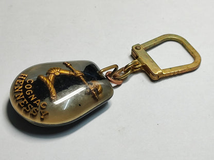 AMM68 STUNNING VINTAGE KEYCHAIN KEYRING COGNAC HENNESSY BLACK GOLD TONE (JF070)