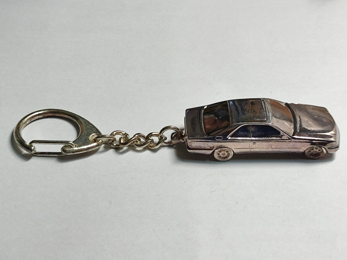 AMM68 VINTAGE HEAVY KEYCHAIN KEYRING METAL RETRO CAR (JF088)