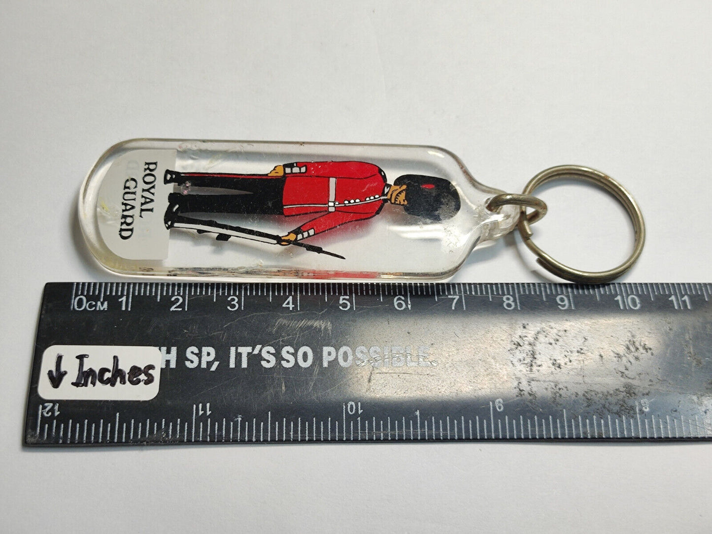 AMM68 STUNNING VINTAGE KEYCHAIN KEYRING UK GB ROYAL GUARD PLASTIC (JF061)