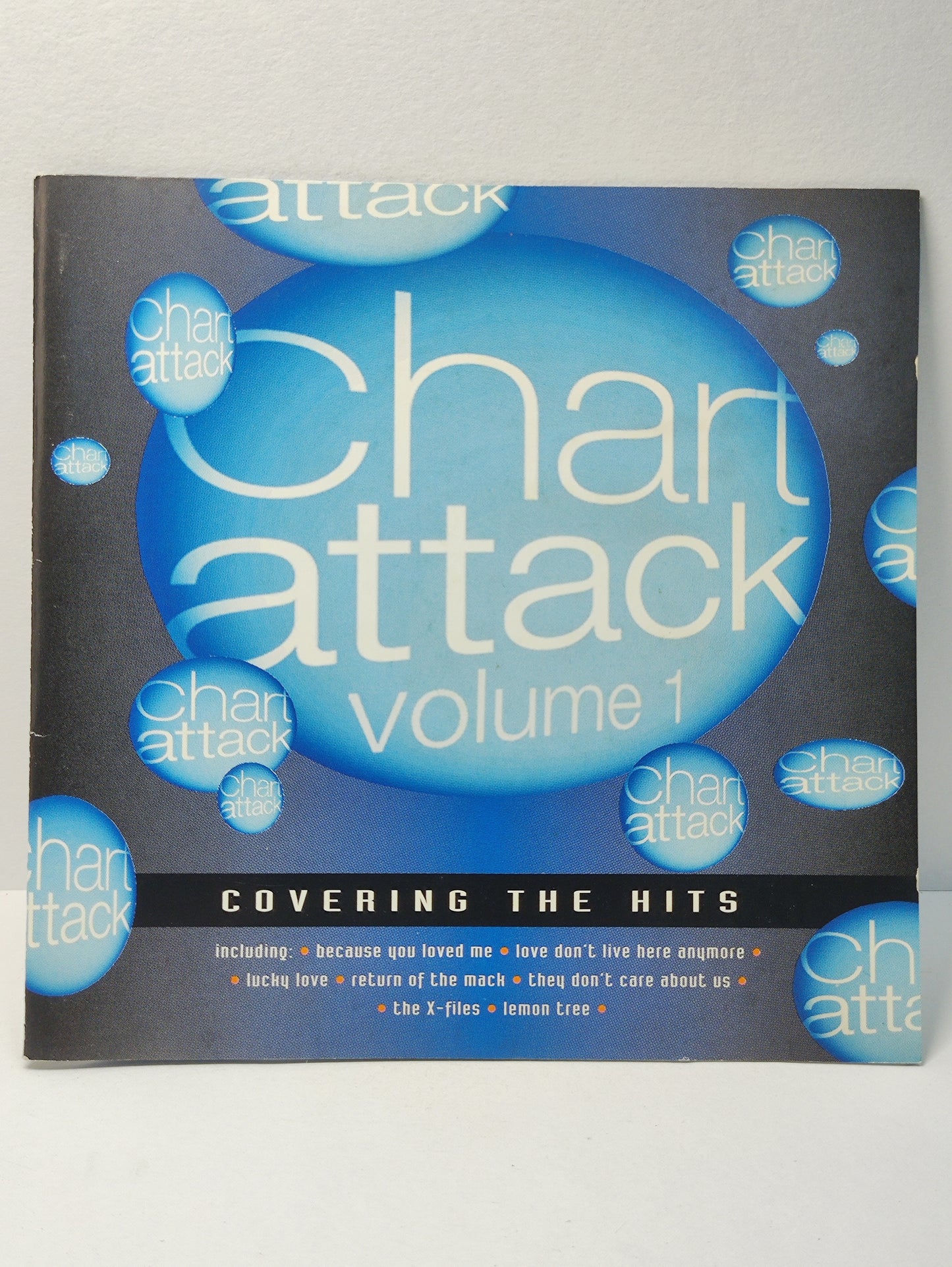 AMM25 CHART ATTACK VOL.1 COVERING THE HITS THESE DAYS BON JOVI YOU DON’T FOOL ME QUEEN 1996 ENGLAND ENGLISH CD FCP181